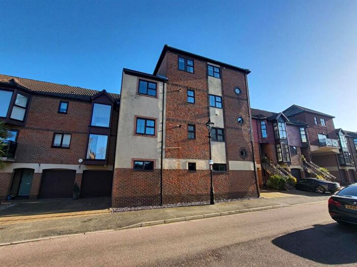 1 Bedroom Flat To Rent In Hathaway Court, Esplanade, Rochester, ME1