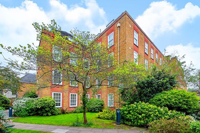1 Bedroom Flat For Sale In Winfield House, Vicarage Crescent, SW11