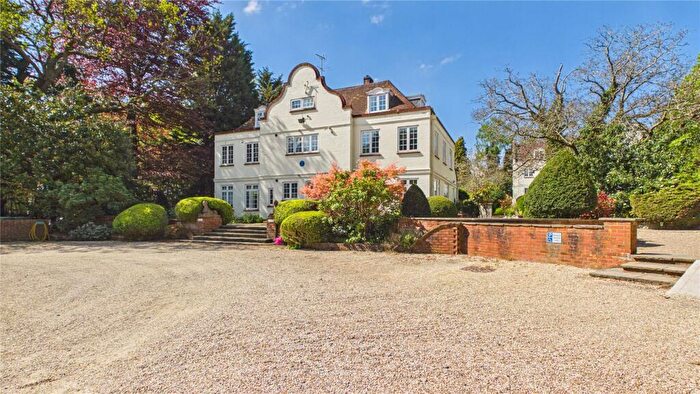 2 Bedroom Flat For Sale In Ivy Drive, Lightwater, Surrey, GU18