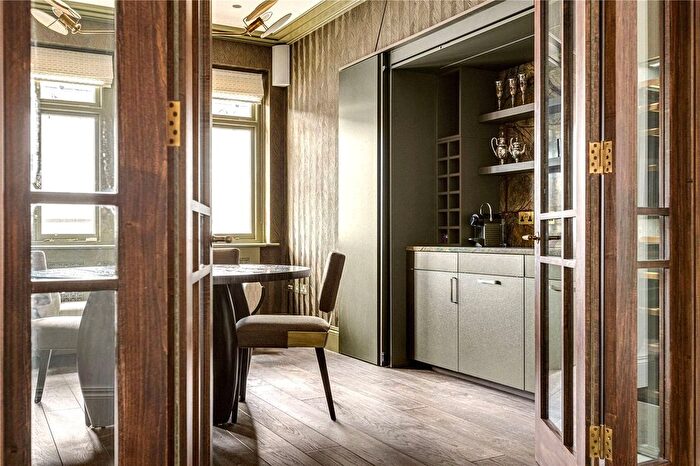 3 Bedroom Flat To Rent In South Street, London, W1K