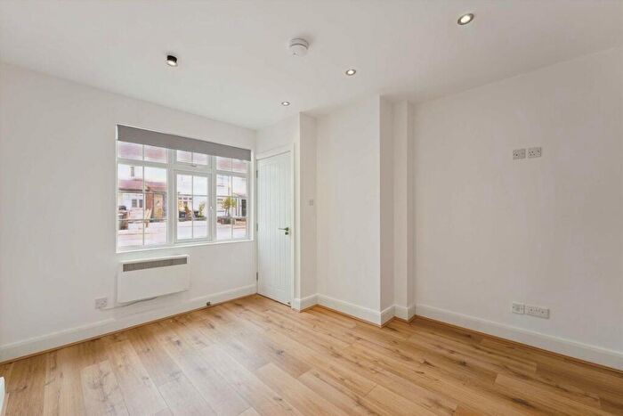 Flat To Rent In Addison Avenue, Southgate, N14