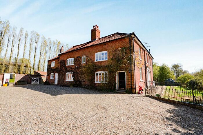 3 Bedroom Semi Detached House To Rent In Whinburgh, NR19