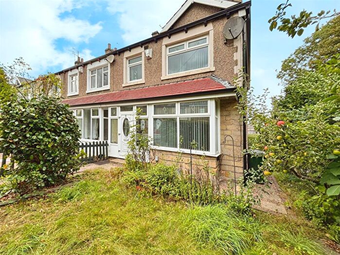 3 Bedroom End Of Terrace House For Sale In Highfield Road, Frizinghall, BD9