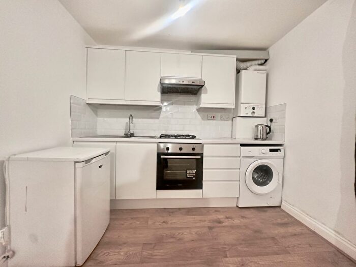 2 Bedroom Flat To Rent In Garratt Lane, London, SW17