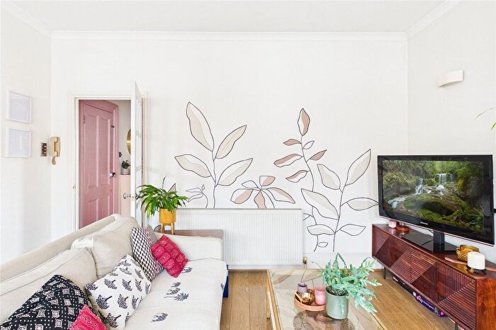 2 Bedroom Flat To Rent In Pinfold Road, London, SW16