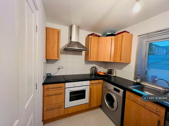 2 Bedroom Maisonette To Rent In Saddlecote Close, Manchester, M8
