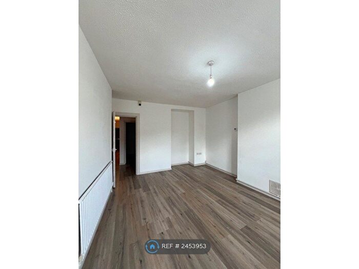 2 Bedroom Flat To Rent In Parade Road, Carmarthen, SA31