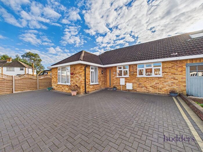 5 Bedroom Bungalow For Sale In Thames Close, Chertsey, Surrey, KT16