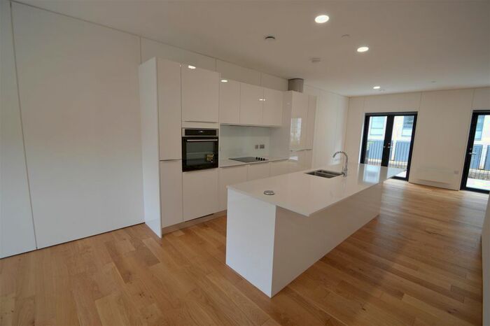 3 Bedroom Town House To Rent In Lockyard Lane, Manchester, M4