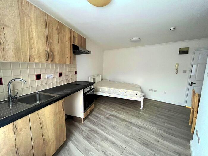 Studio To Rent In Stoke Newington Road, London, N16