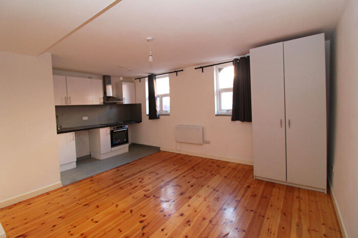 Terraced House To Rent In High Street, Chatham, Kent, ME4