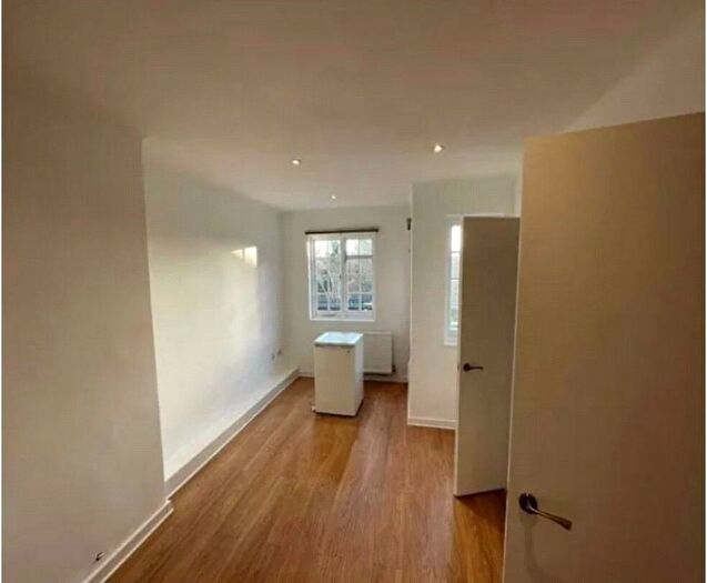 Studio To Rent In Market Place, London, NW11