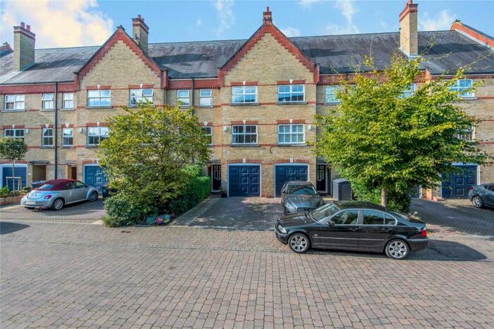 4 Bedroom Terraced House To Rent In Knaphill, Surrey, GU21