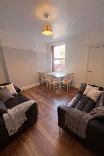 5 Bedroom Semi Detached House To Rent In Rolleston Drive, Nottingham, NG7