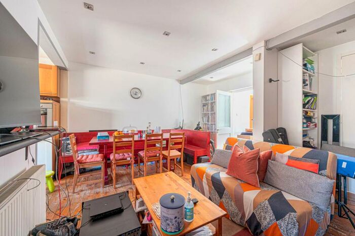 3 Bedroom Semi-Detached House To Rent In Shortway, North Finchley, London, N12