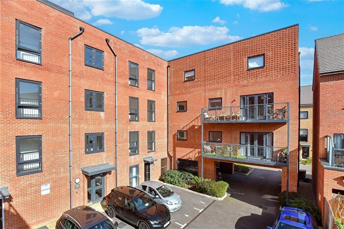 2 Bedroom Flat For Sale In Felnex Avenue, Wallington, Surrey, SM6