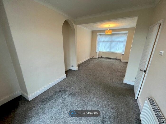 3 Bedroom Semi-Detached House To Rent In Farndale Avenue, Hull, HU9