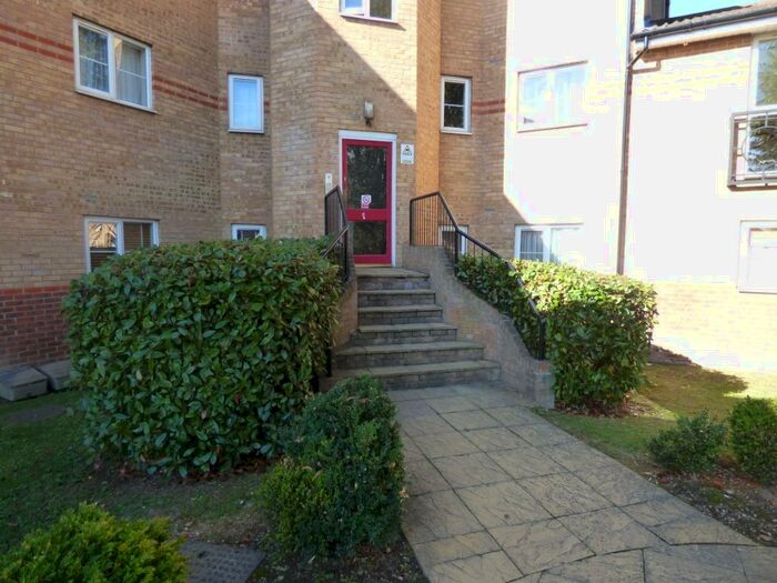 2 Bedroom Flat To Rent In Burnside Court, Romford, RM1