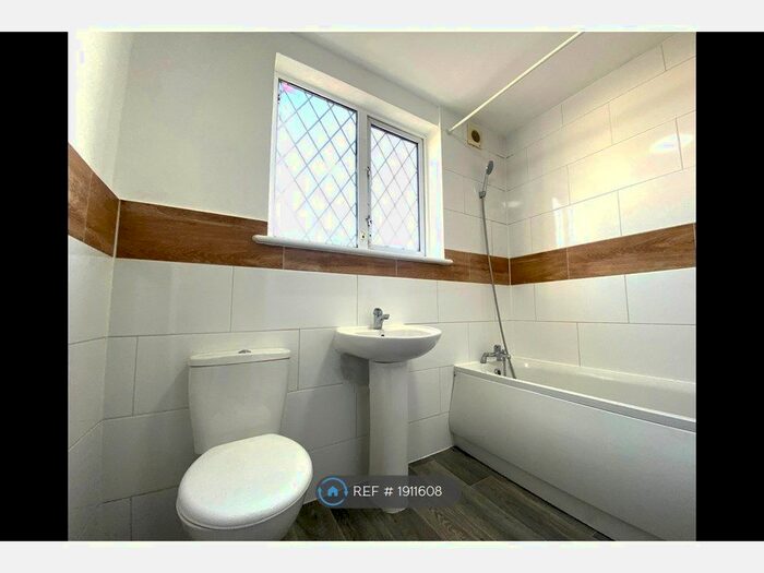 3 Bedroom Flat To Rent In Chingford Mount Road, London, E4