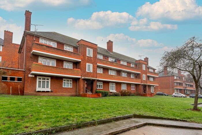 2 Bedroom Flat To Rent In Althorne Gardens, London E18