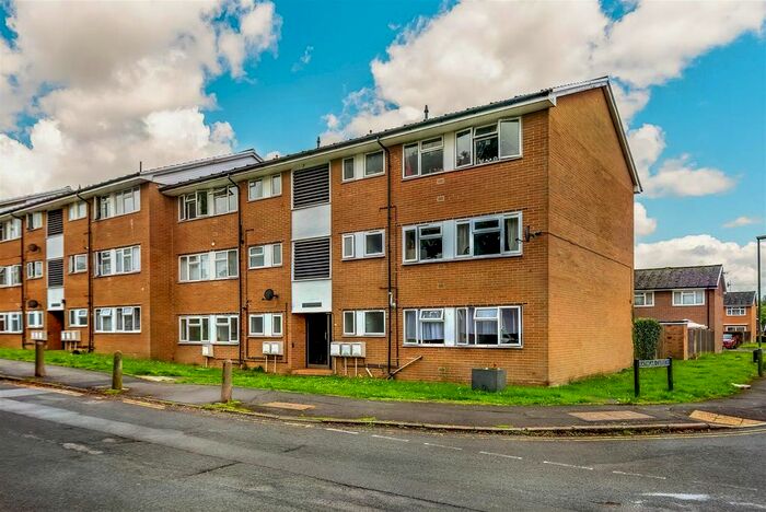 2 Bedroom Flat For Sale In Bushfield Drive, Redhill, RH1