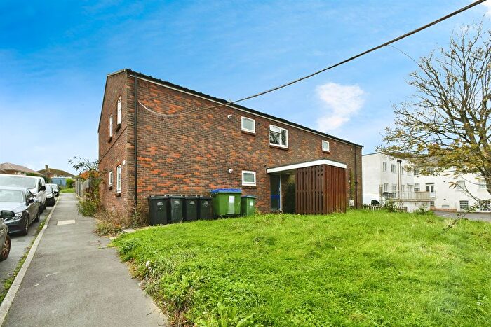 2 Bedroom Flat For Sale In Rectory Close, Newhaven, BN9