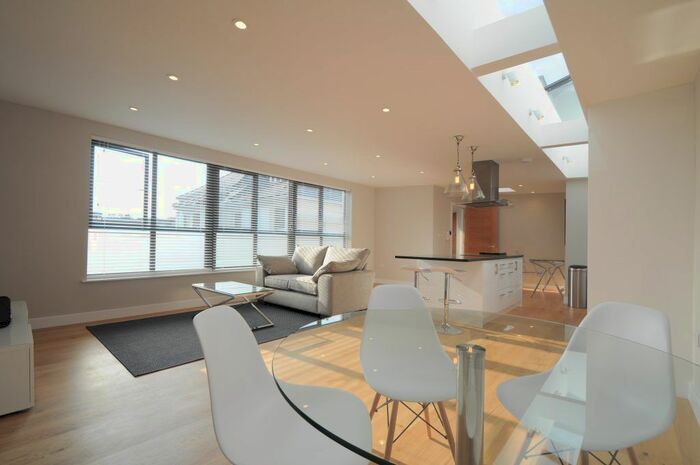 2 Bedroom Flat To Rent In High Street, Guildford, GU1