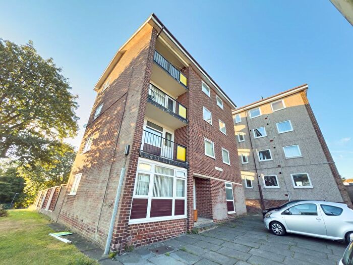 3 Bedroom Flat For Sale In Flat Wellington Court, Gateshead, Tyne And Wear, NE10