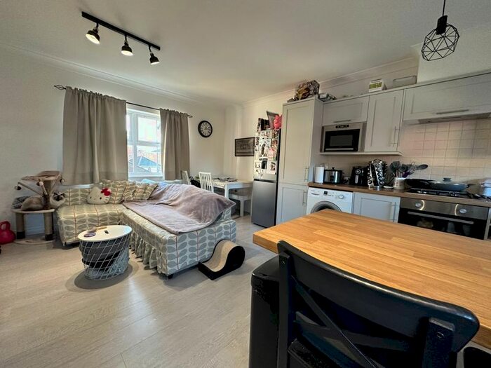 1 Bedroom Flat To Rent In Morton Close, Uxbridge, UB8