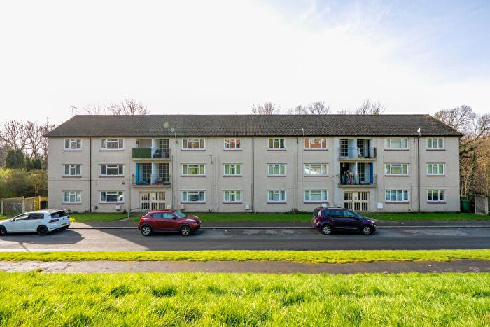 2 Bedroom Flat For Sale In Lincombe Drive, Leeds, LS8