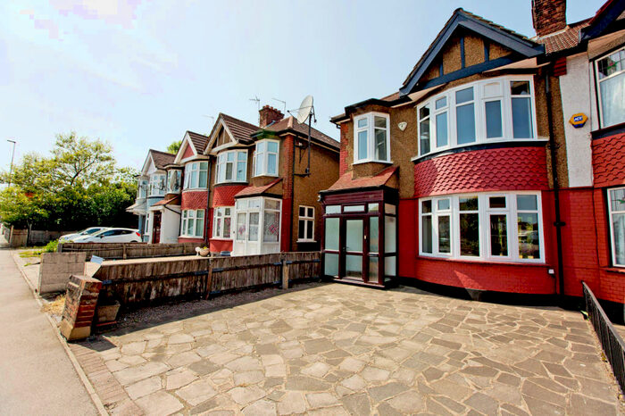 3 Bedroom End Of Terrace House To Rent In North Circular Road, London, N13