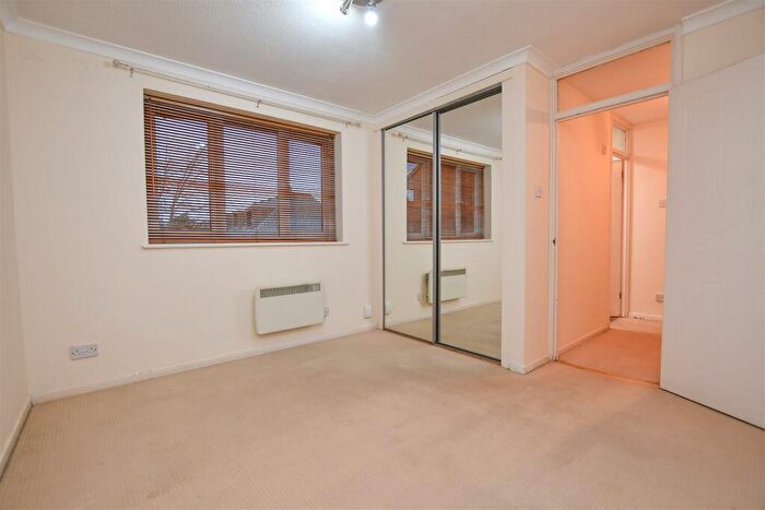 1 Bedroom Flat For Sale In Regency Court, Burleigh Road, St. Albans, AL1