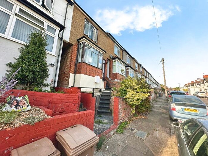 3 Bedroom Semi Detached House To Rent In Kingston Road, Luton, Bedfordshire, LU2