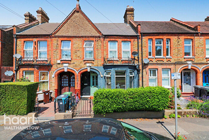 3 Bedroom Maisonette For Sale In Courtenay Road, London, E17