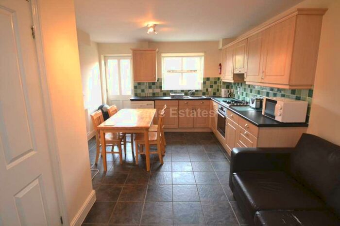 4 Bedroom Terraced House To Rent In Brighton Road, Reading, England, RG6