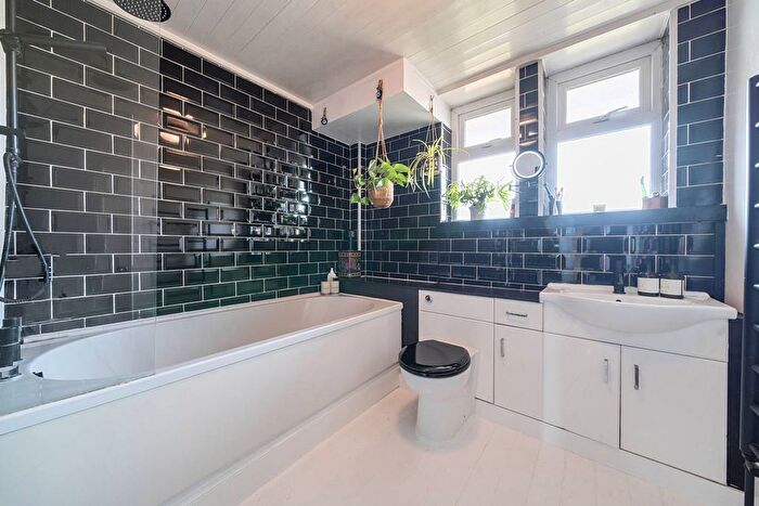 2 Bedroom Flat To Rent In Lime Grove, Shepherd's Bush, London, W12