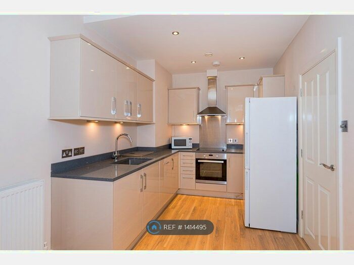 2 Bedroom Flat To Rent In The Mall, London, W5