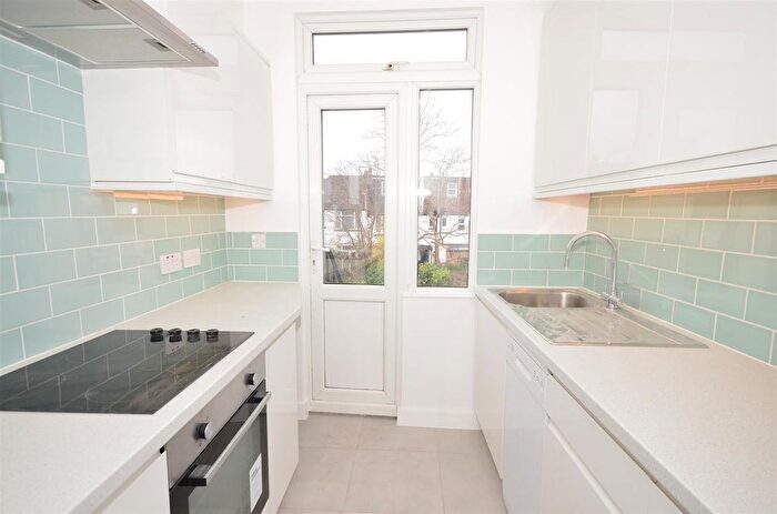 3 Bedroom Flat To Rent In High Road, London, N2