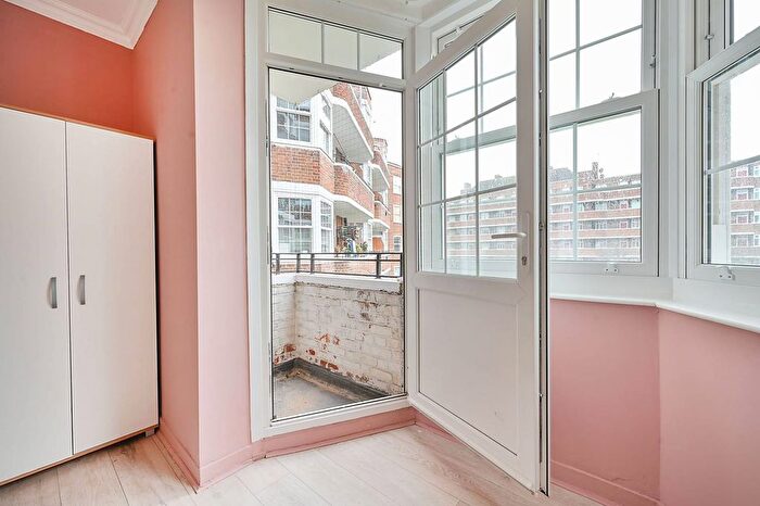 4 Bedroom Flat To Rent In Becklow Gardens, Shepherd's Bush, London, W12