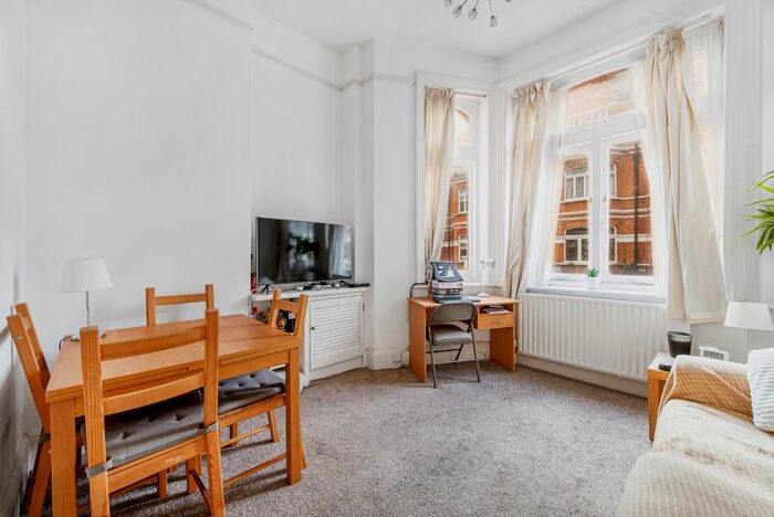 2 Bedroom Flat To Rent In Castletown Road, London, W14