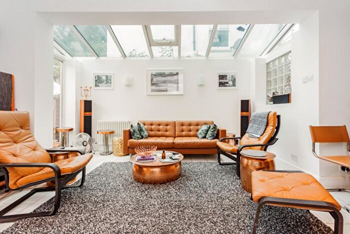 2 Bedroom Flat To Rent In Glengall Road London, NW6
