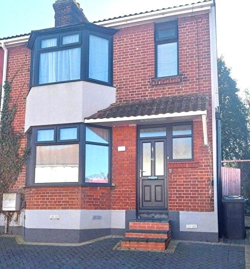 3 Bedroom Semi-Detached House For Sale In Newark Road, Luton, Bedfordshire, LU4
