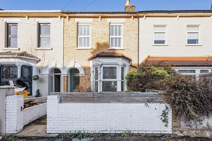 3 Bedroom End Of Terrace House To Rent In Thornhill Road, E10