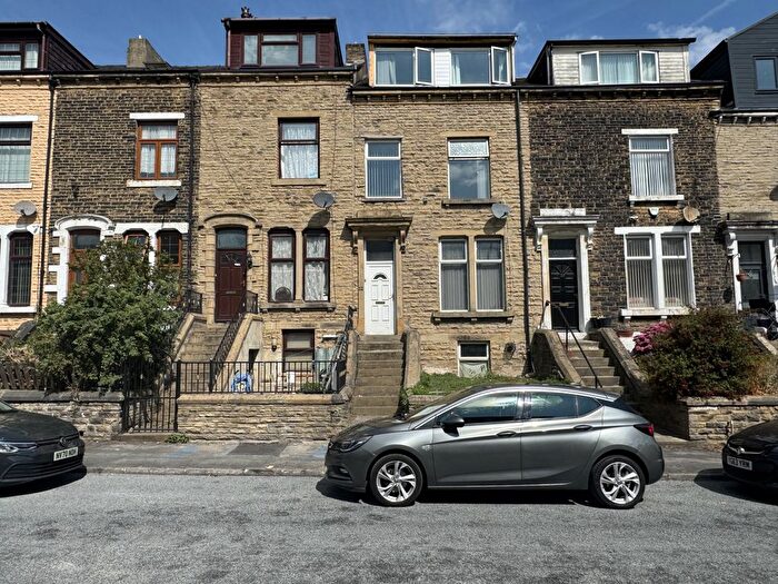6 Bedroom Terraced House For Sale In Springcliffe, Bradford, West Yorkshire, BD8