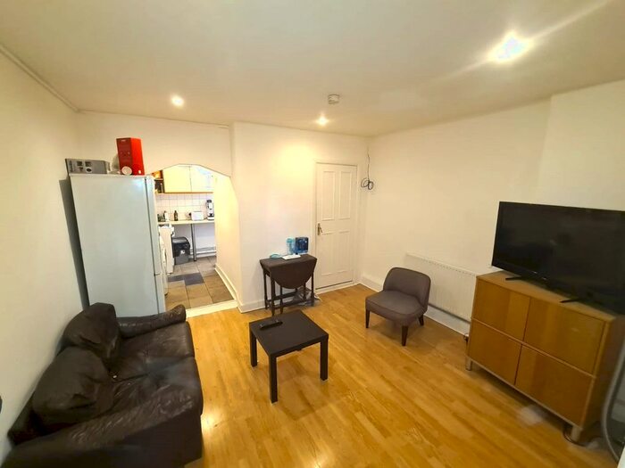 2 Bedroom Flat To Rent In Brixton Road, London, SW9