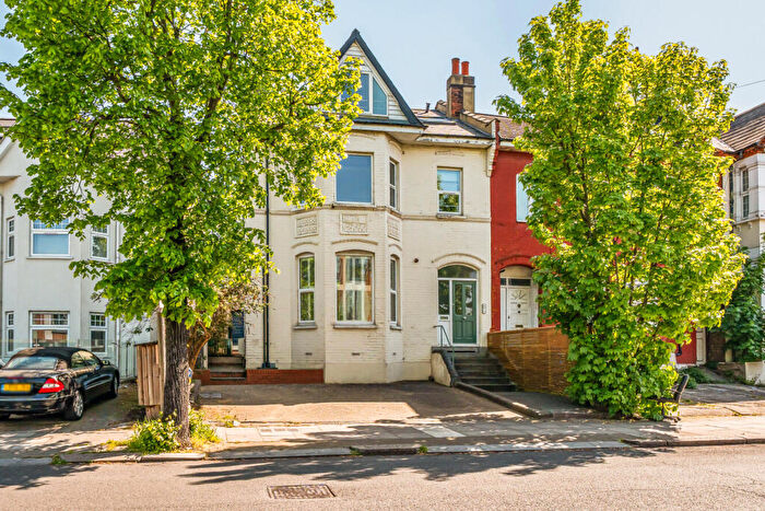 2 Bedroom Flat For Sale In Colney Hatch Lane, London, N10