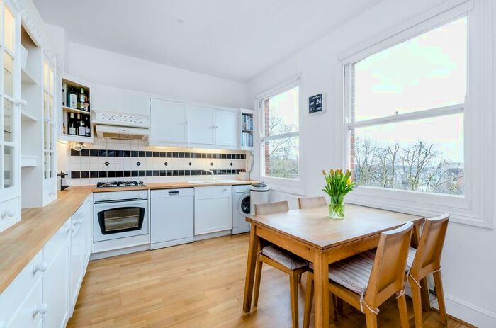 3 Bedroom Flat To Rent In Frognal Lane, Hampstead, London, NW3