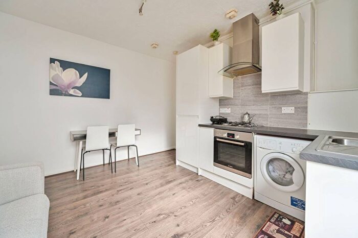 1 Bedroom Flat To Rent In Preston Close, Elephant And Castle, London, SE1