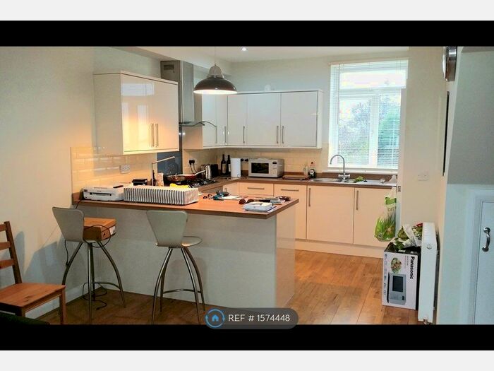 1 Bedroom Flat To Rent In King Lane, Leeds, LS17