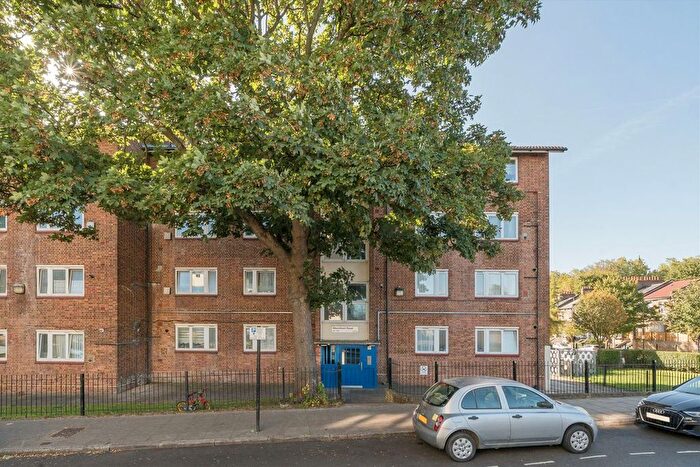 3 Bedroom Flat For Sale In Abersham Road, Hackney, E8